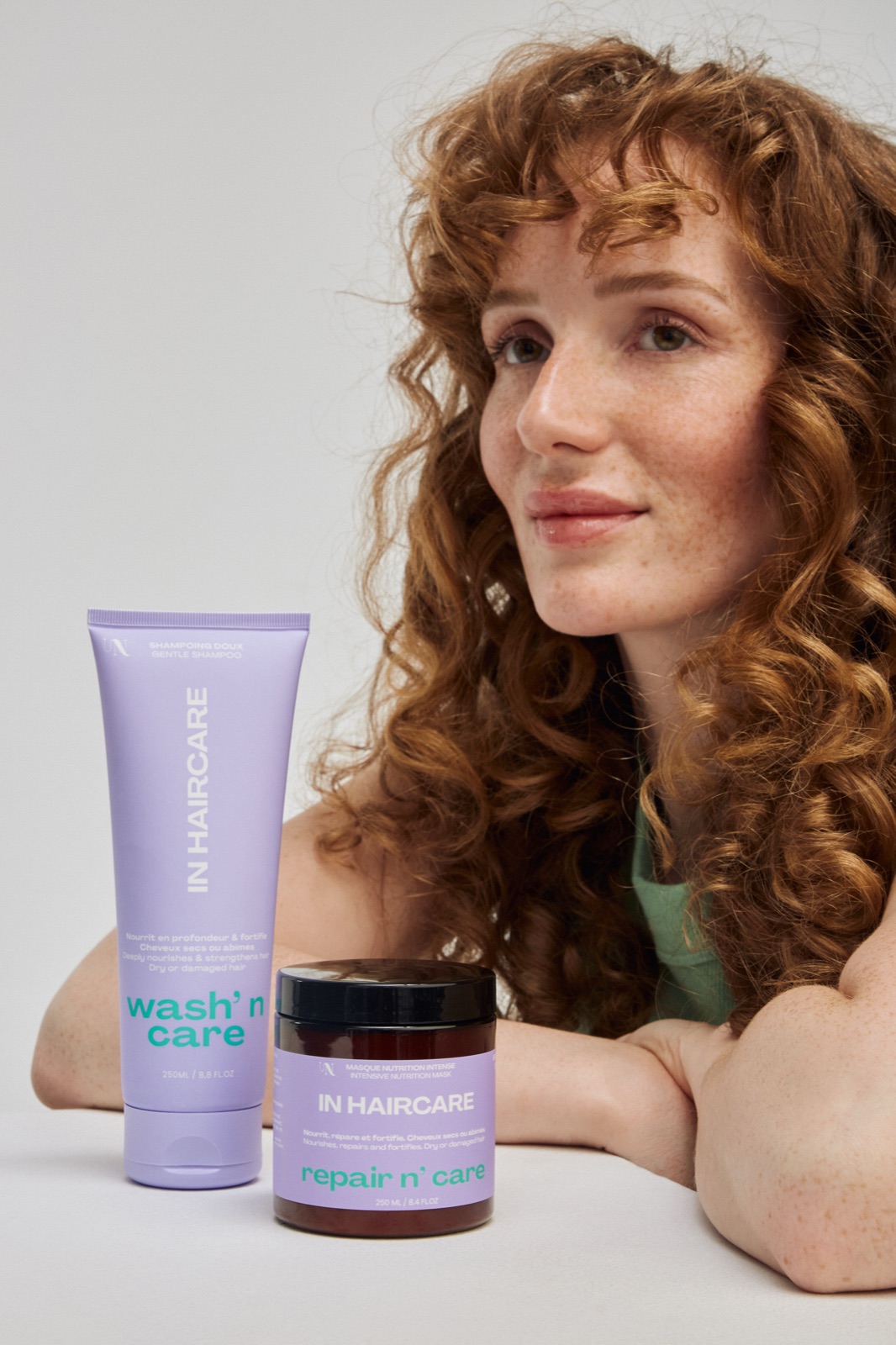 Maman aux cheveux denses et brillants après la cure In Haircare