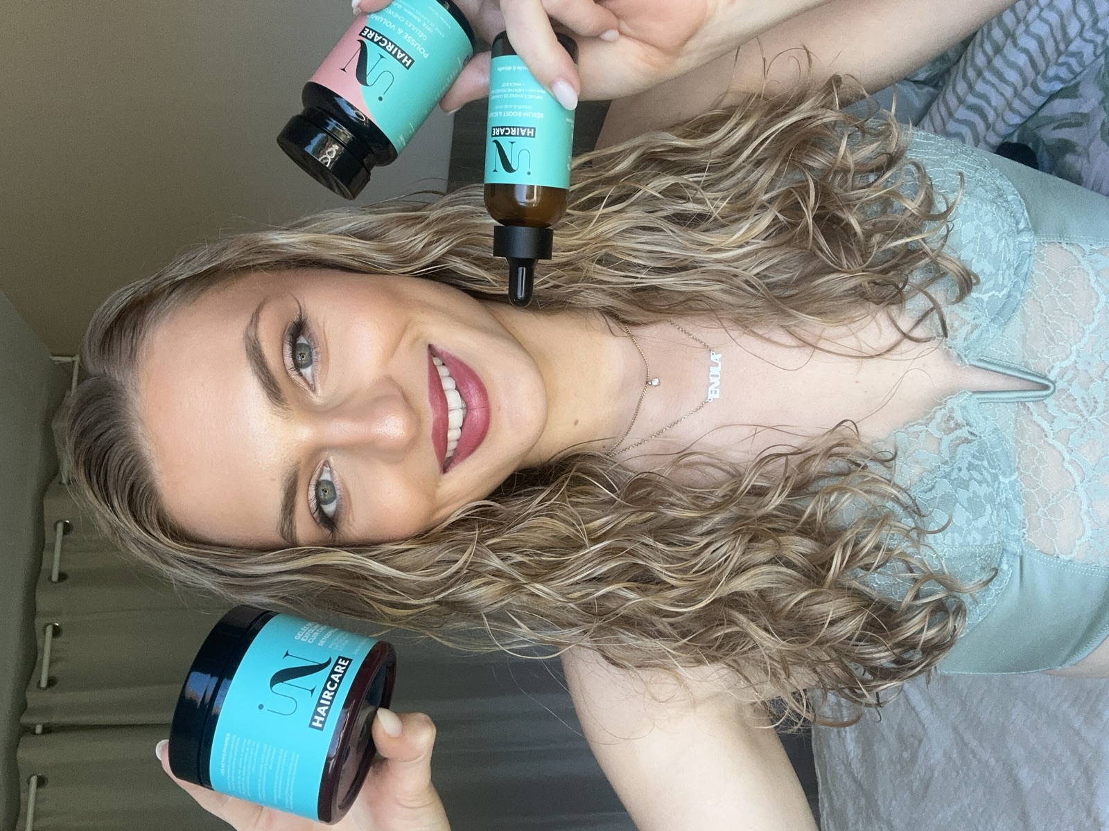 Enola avec ses gélules In Haircare