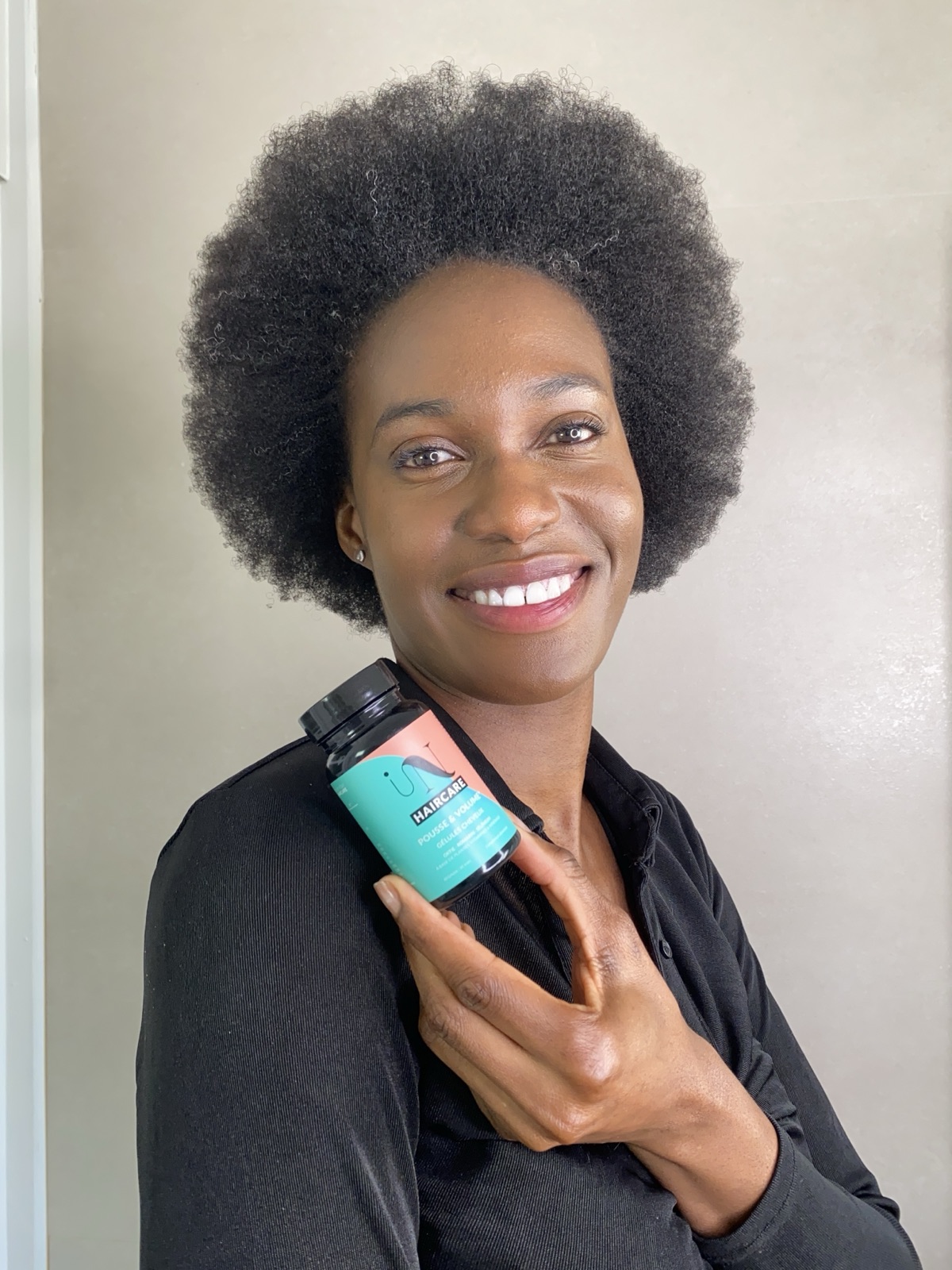 Sandy avec ses gélules In Haircare